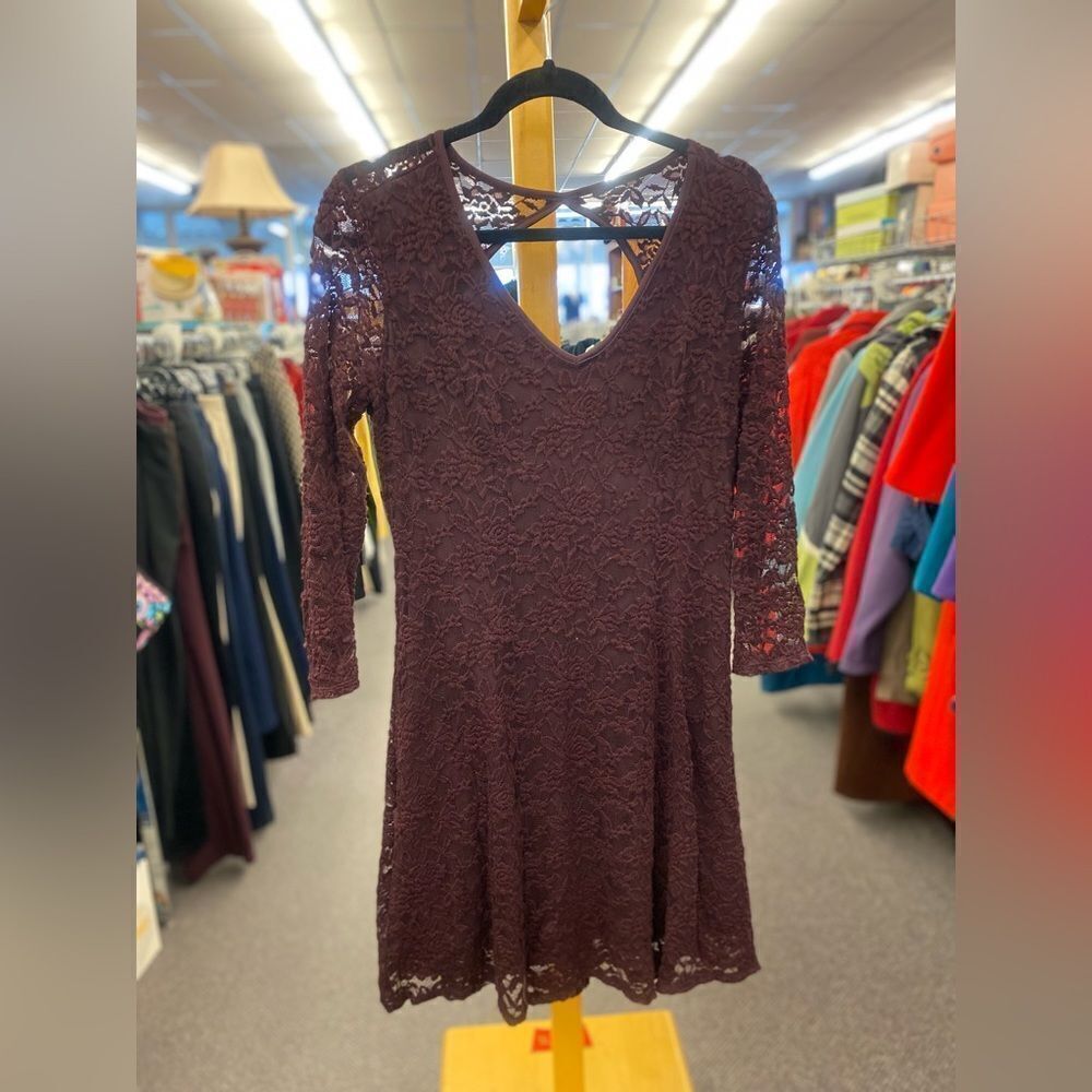 🛍️ Maurices Ladies Med Maroon Lace Fitted Dress